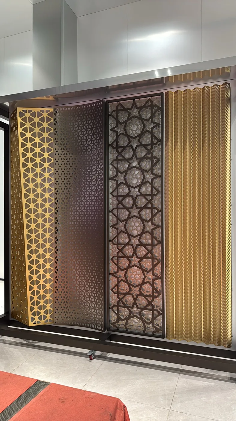 عينة شاشة مثقبة هندسية