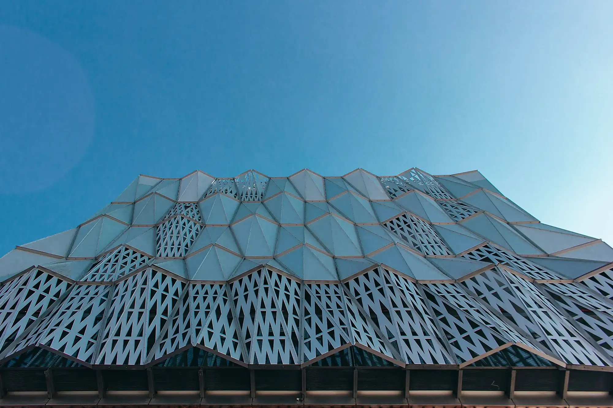 Aluminium cladding installation on a commercial building facade