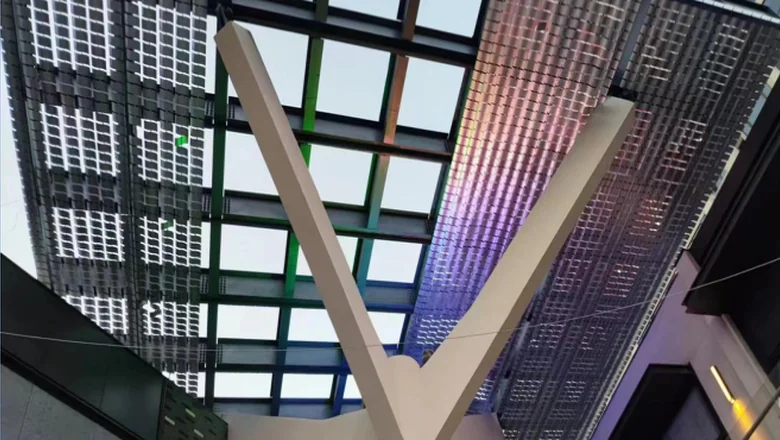 Stainless steel kinetic curtain wall structure