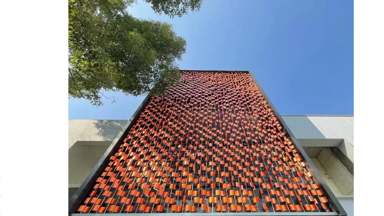Prism facet kinetic wall with copper-coloured panels