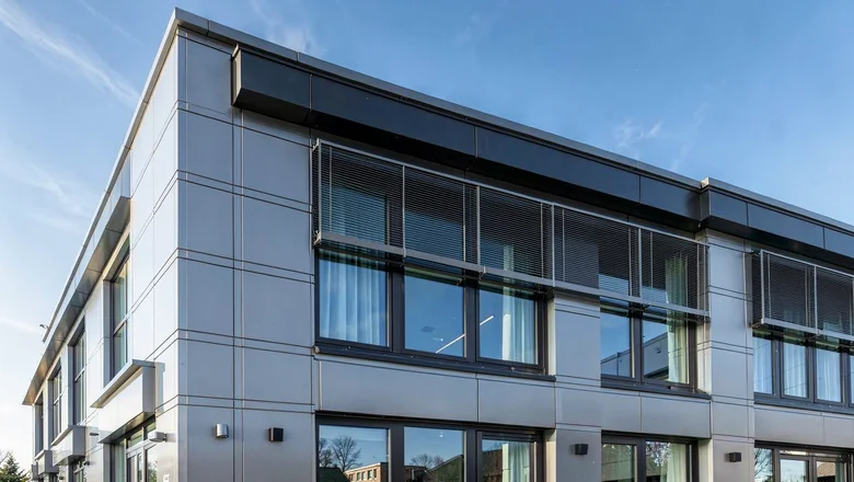 Solid aluminum cladding fa&ccedil;ade panel on a building