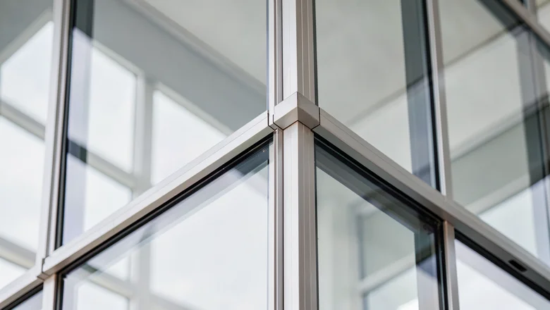 Curtain wall performance testing of a unitised glazing mock-up