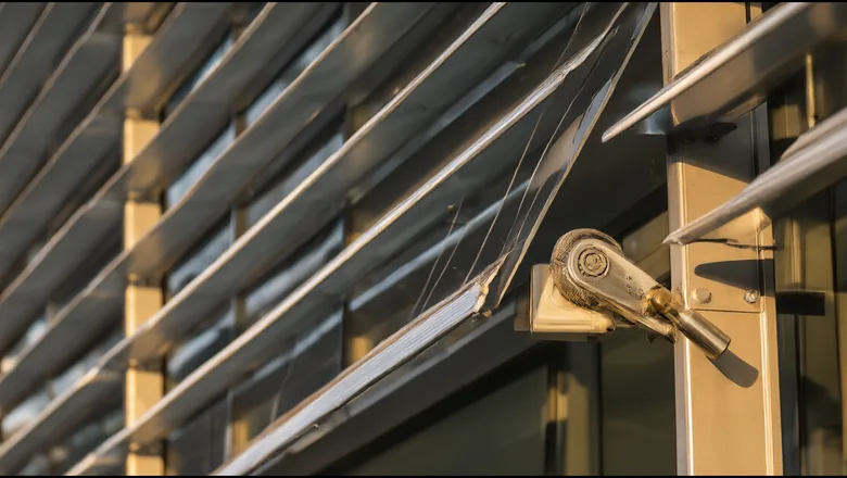Kinetic facade actuation anatomy: passive pivot with wind-return spring versus motorised actuator