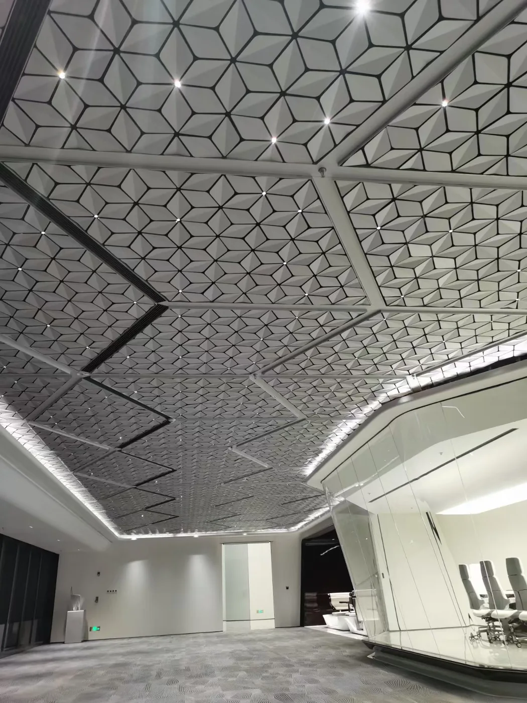 Faceted aluminium ceiling in a corporate office lobby